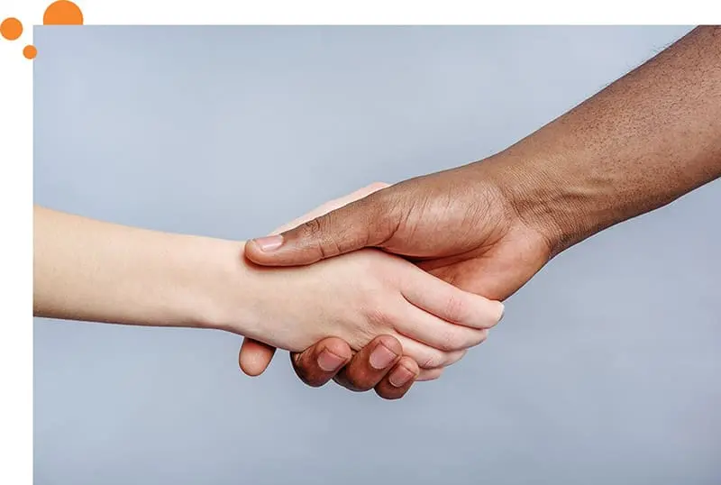 Zwei Hände reichen sich zum Handschlag